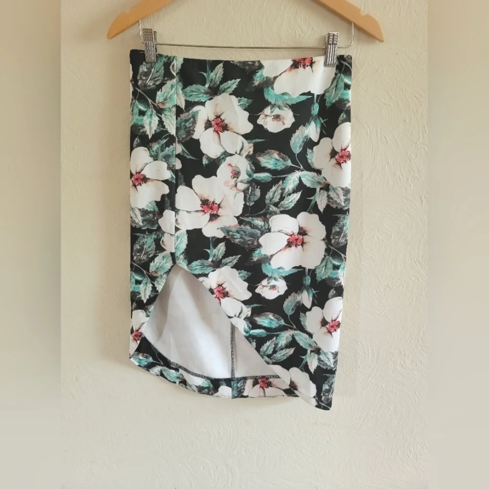 Jealous Tomato Floral Pencil‎ Skirt , Size Medium